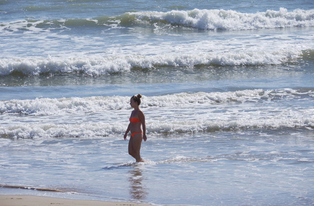 意大利西西里地中海玛丽娜迪拉古萨拉古萨省女孩走在海滨