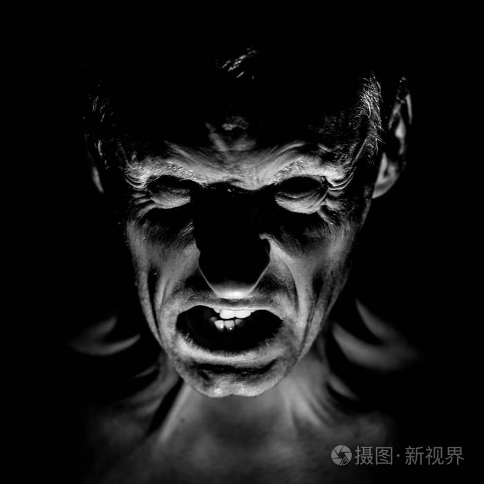 时尚的肖像,成年白种人,有非常愤怒的脸,谁似乎是疯子或魔鬼.