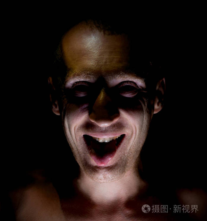 高加索男人的时尚肖像,他笑得像个疯子或疯子. 伸出舌头.