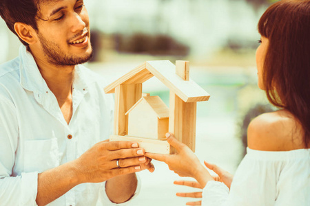 年轻夫妇计划买房子，过着幸福的生活。