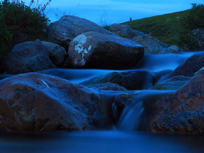 俄罗斯阿尔泰山大石头泼洒清水的黄昏景色