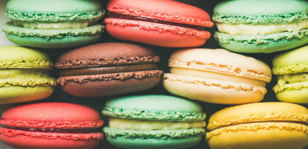 平面布置，甜蜜的彩色法国Macaroon饼干堆叠成排，顶部视图，广泛的构图