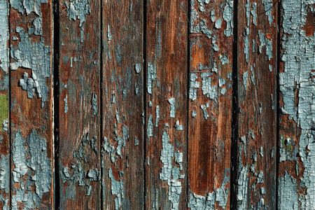 老式彩绘木制背景纹理的木制风化乡村墙与剥落油漆。空的空间，以复制旧的木材纹理。有很多小裂缝的漆，抽象的粗糙纹理