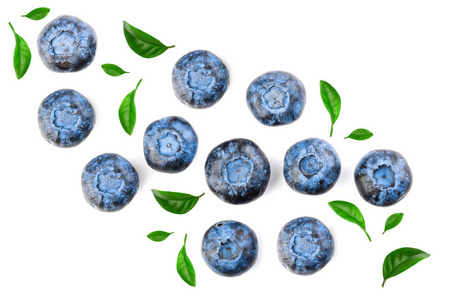 新鲜成熟的蓝莓与叶子隔绝在白色背景与拷贝空间为您的文本。顶部视图。平躺模式