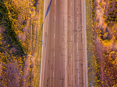 鸟瞰亚利桑那州的景观与无限的道路到地平线。