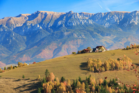 罗马尼亚喀尔巴阡山皮亚特拉克拉尤瑞国家公园的老农场
