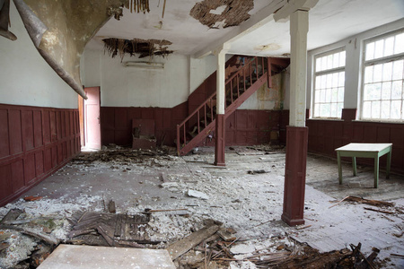 荒村旧废弃学校室内