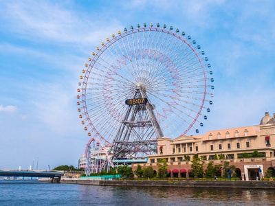 日本横滨市周围游乐园的摩天轮