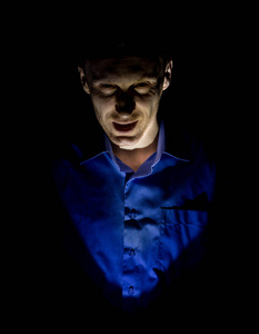 时尚的黑暗肖像的成年白种人,谁似乎是疯子或精神病.