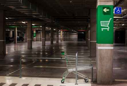 地下商场停车场的单人购物车。