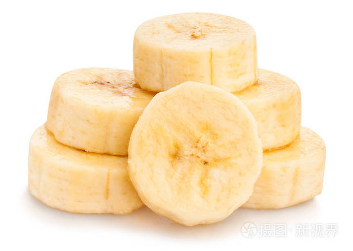 白色背景下分离的去皮香蕉切片