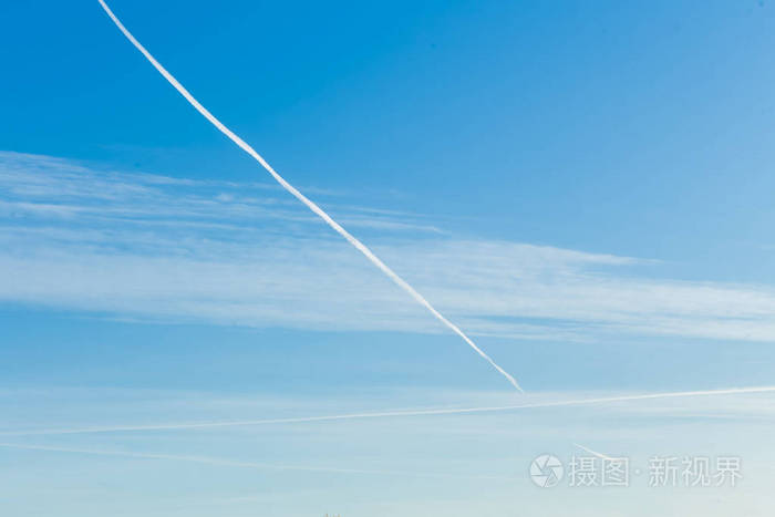 在蓝天上留下对角线轨迹的飞机