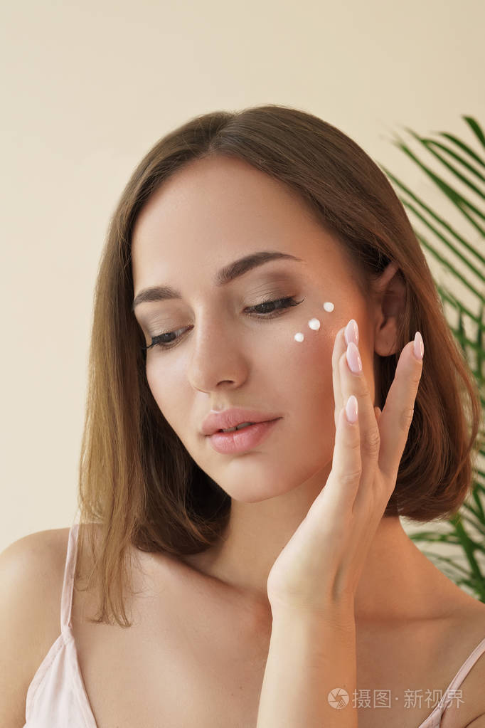 脸上有保湿霜的美女画像