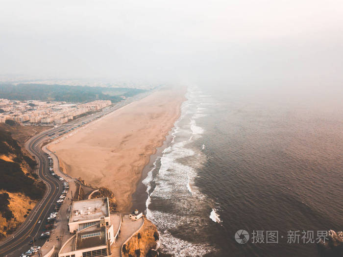 旧金山太平洋航空海滩，巨浪和海岸上升到地平线附近著名的悬崖屋餐厅。