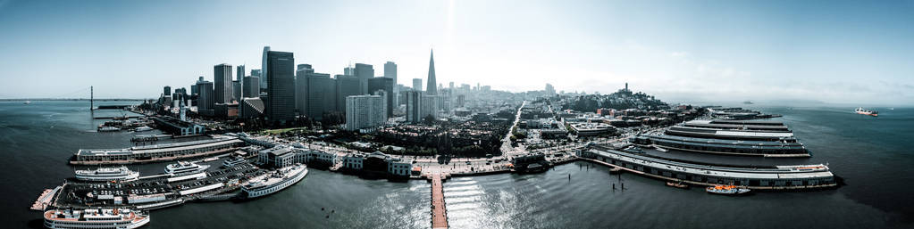 空中旧金山视图从上面。 市中心的全景，有许多摩天大楼和旧金山海湾。