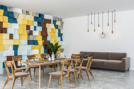 时尚餐厅角落，彩色瓷砖墙混凝土地板，长木桌，椅子和长米色沙发。 3D渲染