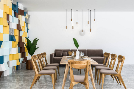 时尚餐厅内部有彩色瓷砖和白色墙壁混凝土地板，长木桌，椅子和长米色沙发。 3D渲染