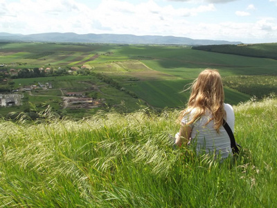 美丽的夏天来自欧洲,有一个女孩和无尽的绿色草地蓝天照片
