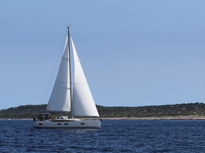 一艘现代化的游轮，配有百慕大套船式钻机，在阳光明媚的克罗地亚里维埃拉的绿色海岸。 地中海区域的亚得里亚海。 达尔马提亚地区