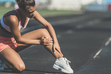 适合妇女有脚踝疼痛在 crossfit 在田径体育场