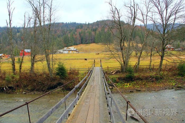 穿过山区河流的绳索上的木桥。 流动的水