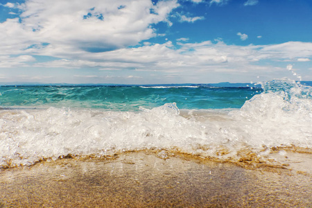 沙滩上的蓝色海浪夏季背景图片