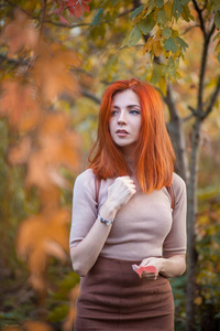 秋天公园里漂亮的红头发女孩