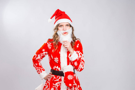 圣诞节, 假期和情绪概念坏愤怒的妇女在圣诞老人服装与假胡子在白色背景与复制空间