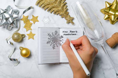 新年决议概念笔记本与目标列表和银色黄金装饰