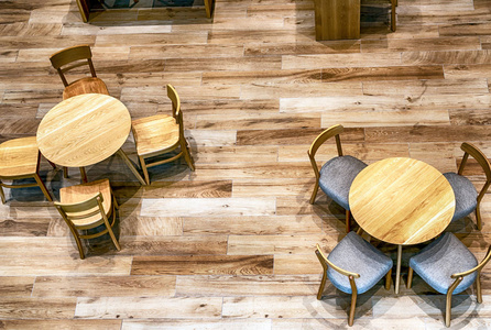 木制桌椅的俯视图照片