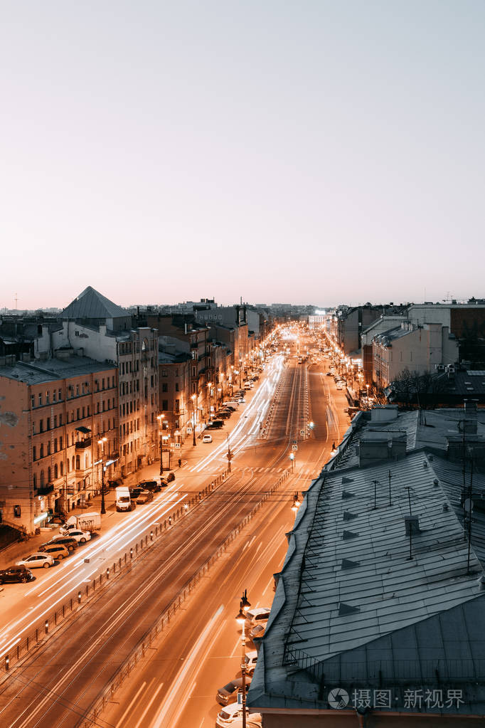 从屋顶俯瞰城市的夜景. 圣彼得堡全景. 建筑和街道