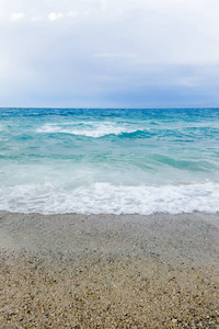 强烈的波浪在海滩上坠毁，美丽的海景。