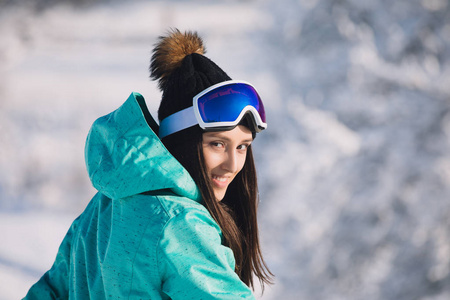 雪天的女人滑雪者肖像