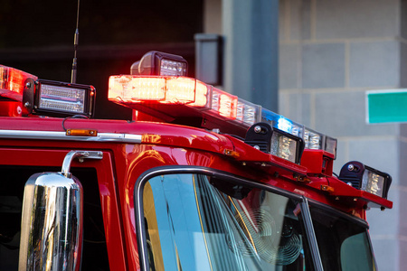 消防队员卡车靠近警报器和闪光灯闪烁.照片