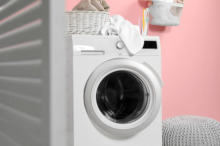 现代化洗衣机靠近洗衣房的墙壁