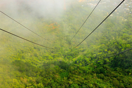 从缆车到丛林的视野有雾。 伊莎贝尔德托雷斯山波多黎各普拉塔多米尼加共和国。