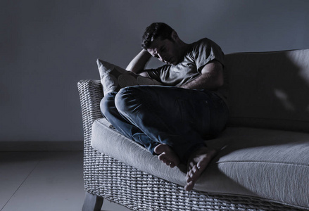 悲伤的厨师的男人在哭泣图片