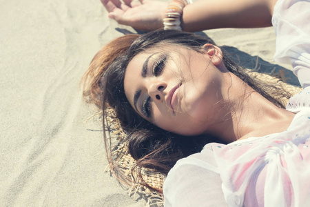 躺在沙滩上的美女画像