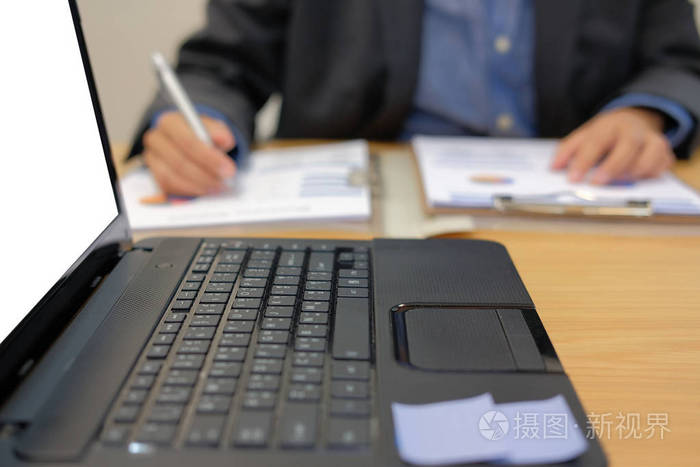 创业商人在办公室处理文件男性企业家分析工作场所的财务数据