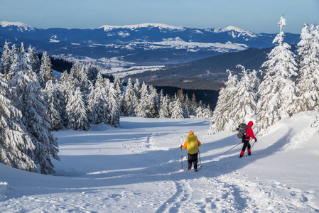 冬季徒步旅行。 游客正在雪山上徒步旅行。 山上美丽的冬季景观。