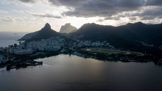 里约热内卢和科帕卡巴纳湖无人驾驶飞机的鸟瞰图