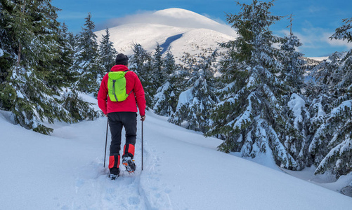 冬季徒步旅行。 游客正在雪山上徒步旅行。 山上美丽的冬季景观。