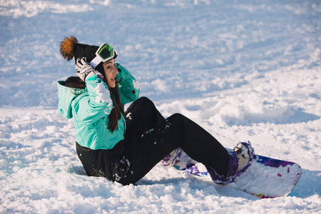 休闲运动概念女子滑雪板坐雪