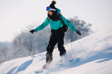 从雪山上骑下来的女子滑雪板