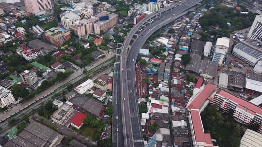 汽车在有建筑物的桥路上行驶。 泰国曼谷城市概念城市建筑结构中快速路的鸟瞰图。