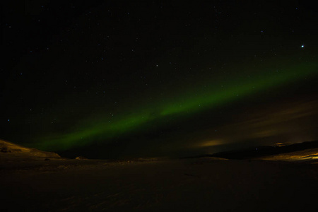 令人惊叹的北极光活动或挪威Ekkeroy岛上空的北极光