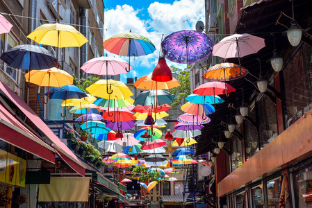 五颜六色的雨伞作为装饰图片