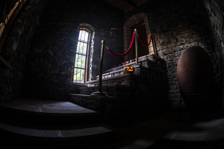 楼梯和柱廊. 万圣节南瓜在黑暗的城堡楼梯到地下室.
