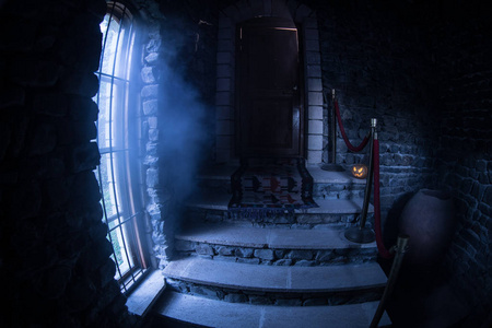 万圣节南瓜在黑暗的城堡楼梯到地下室. 古堡的鬼地牢石梯照片