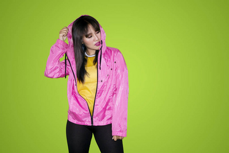 漂亮画舞蹈一位穿着粉红色夹克的漂亮女人站在绿幕画室里的照片照片